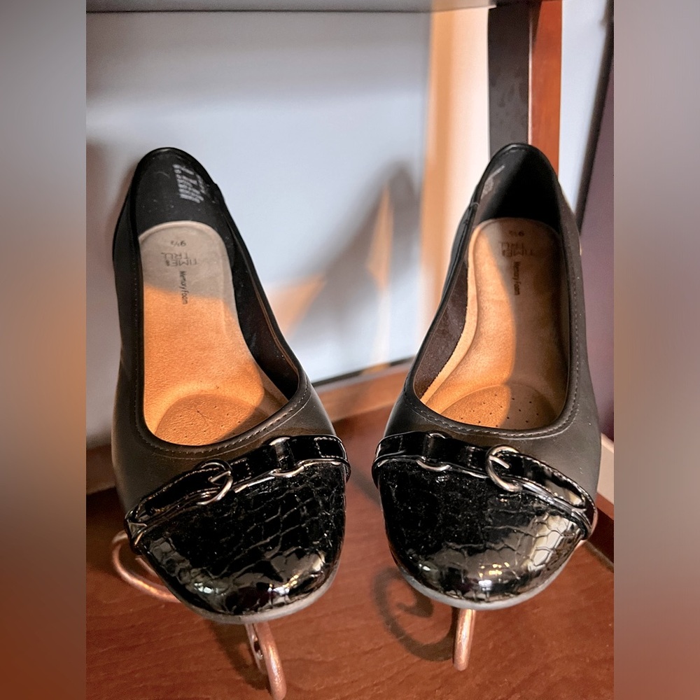 Time and true women’s black flat shoes size 9.5